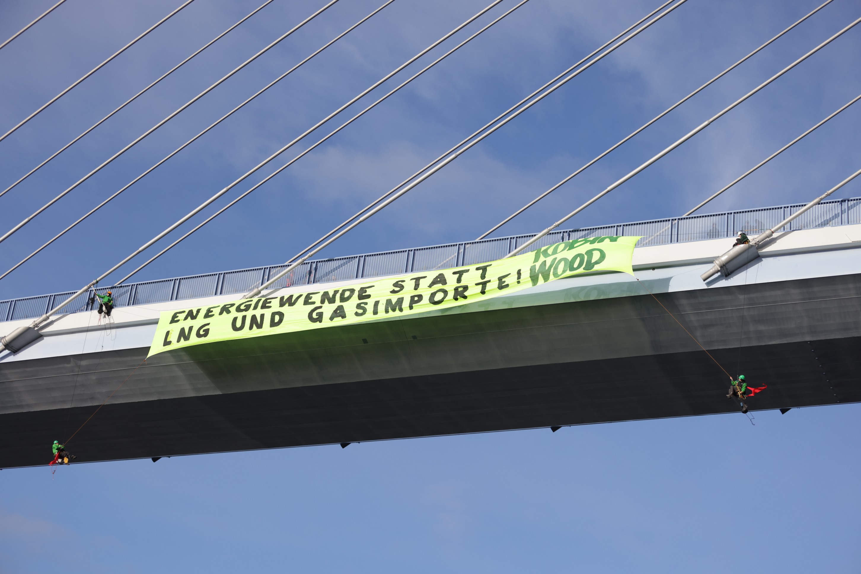 Kletterprotest an Rügenbrücke gegen LNG und für eine klimagerechte Energiewende (Foto: Daniel Müller / ROBIN WOOD)