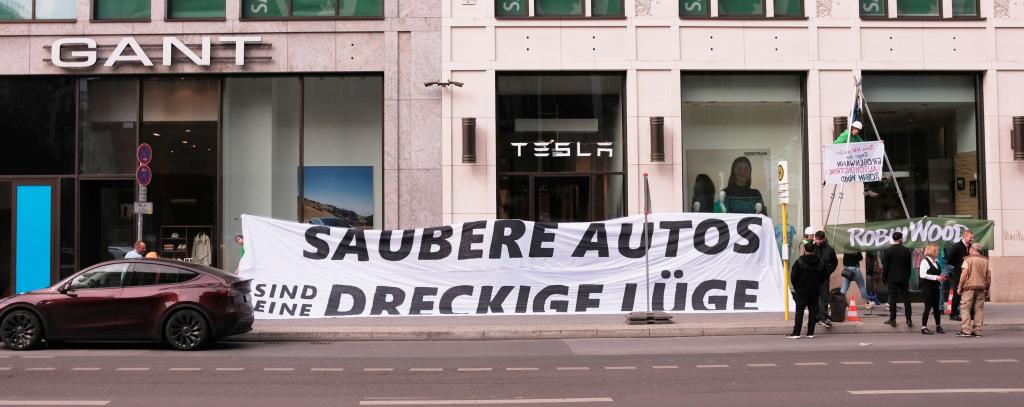 Protestbanner vor Tesla-Store in Berlin-Mitte