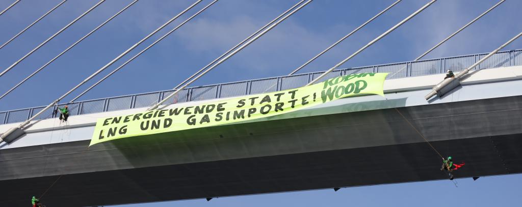 Protestbanner und Kletteraktivist*innen an der Rügenbrücke