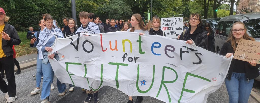 Klimastreikende mit Banner auf einer Straße