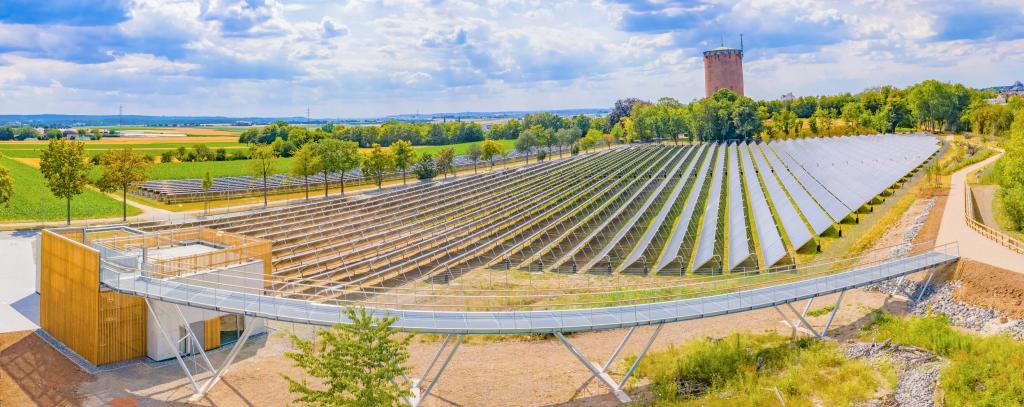  "Seit Ende Mai des letzten Jahres betreiben die Stadtwerke Ludwigsburg die größte Solarthermie-Anlage Deutschlands. Die über eintausend Kollektoren speisen in das bestehende Fernwärmenetz ein