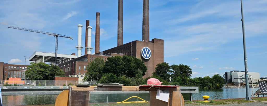 Foto Infostand gegenüber des VW-Werks in Wolfsburg