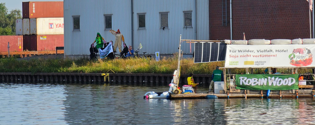 Foto von "Hühnern", "Sojabohne", "Kuh" und Floß vor Futtermittelwerk