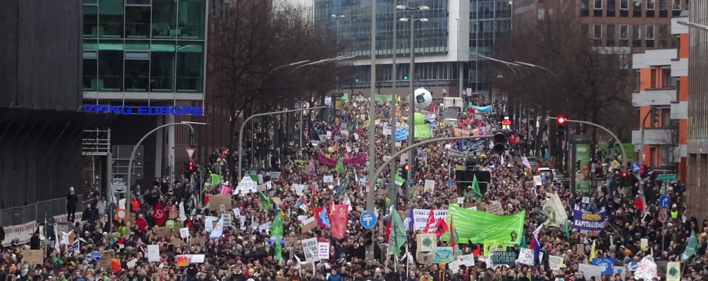 Menschen mit Bannern bei Großdemonstration