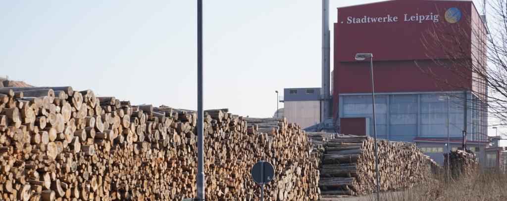Holz in Kraftwerken zu verfeuern, schadet Klima und Wäldern - Kraftwerk der Leipziger Stadtwerke in Bischofferode (Foto: ROBIN WOOD / Jana Ballenthien) Holzpolter vor Kraftwerksgebäude