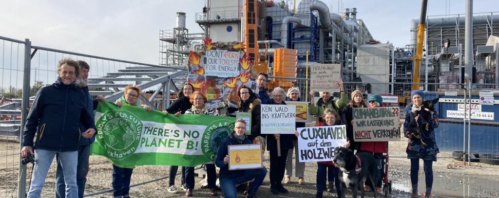 Protestierende mit Schildern vor Heizkraftwerksgelände