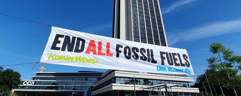 Bannerprotest gegen Erdgas-Konferenz im CCH Hamburg, 15.06.22 (Foto: Ende Gelände Hamburg) Banner mit der Aufschrift "End All Fossil Fuels" hängt vor dem CCH in Hamburg