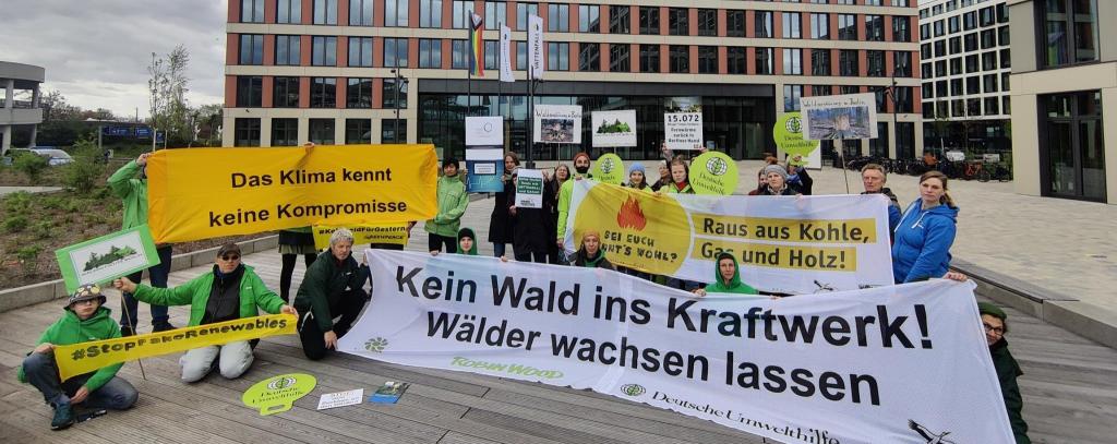 Menschen mit Bannern vor Vattenfall-Gebäude