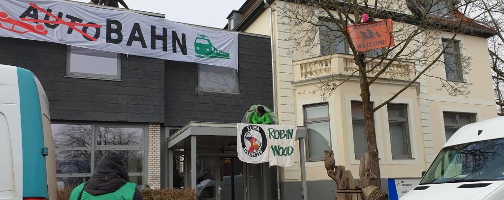 Protestbanner gegen Autobahnbau auf einem Gebäude in Lüneburg